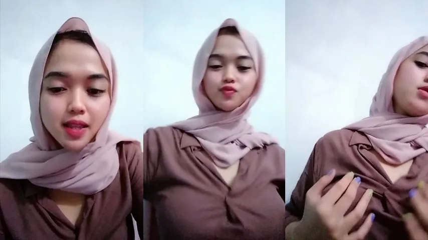Bokep Ukhti Hijabers Cantik Remas Buah Dada Live